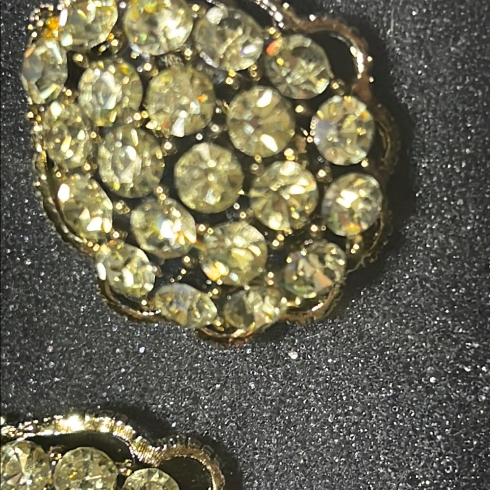 Weiss vintage 1950’s Elegant rhinestones that sparkle Gold tone clip Earrings - Picture 12 of 15